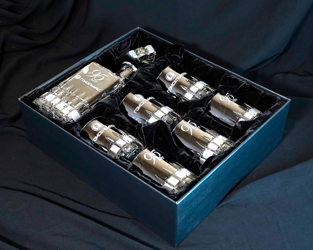 Набор хрустальный с гравировкой логотипа (графин + 6 стаканов для виски)