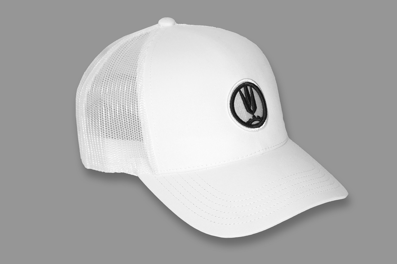 Жокейка (бейсболка) белая с вышивкой логотипа